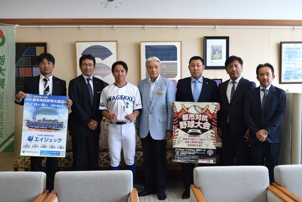 福田知事（中央）を表敬訪問したエイジェック硬式野球部の関係者＝18日午後、県庁