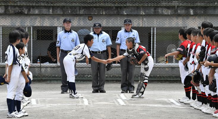 試合前、握手して健闘を誓う両チームの主将＝２日午後、宇都宮市の駒生Ａ球場