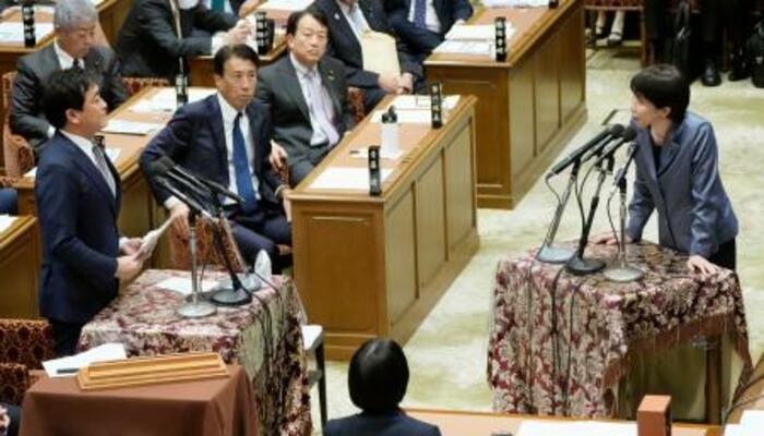 衆院予算委で国民民主党の玉木代表(左)の質問に答弁する高市首相=10日午後