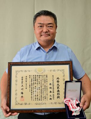 外務大臣「優秀公邸料理長」表彰を受けた篠崎さん