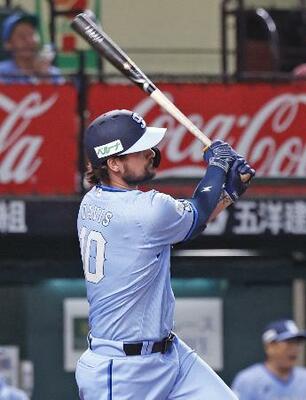 　６回西武２死一、二塁、デービスが左前に勝ち越し打を放つ＝ベルーナドーム