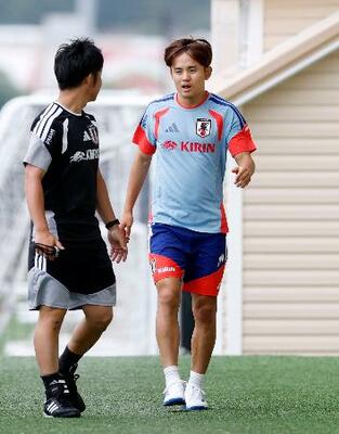 　調整を終え引き揚げる久保（右）＝２２日、ナッシュビル近郊（共同）