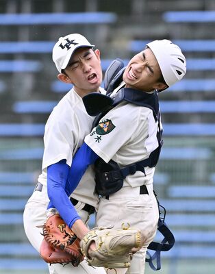 完封で20年ぶりの決勝進出を果たし、抱き合って喜ぶ宇工の先発横山（左）と捕手の宇塚＝清原
