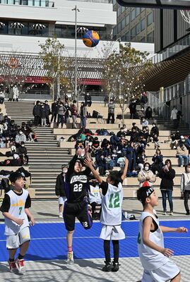 熱戦を展開する選手たち