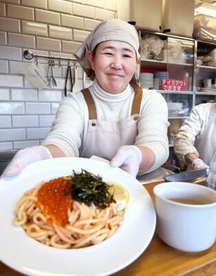 　イクラをトッピングした「魚卵屋のたらこパスタ」＝東京都中央区
