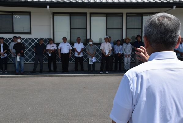 参院選で農業者らを前に演説する候補者＝小山市