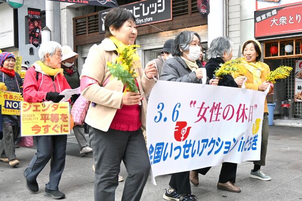 ジェンダー平等を訴えながらパレードする参加者たち＝６日午前、宇都宮江野町