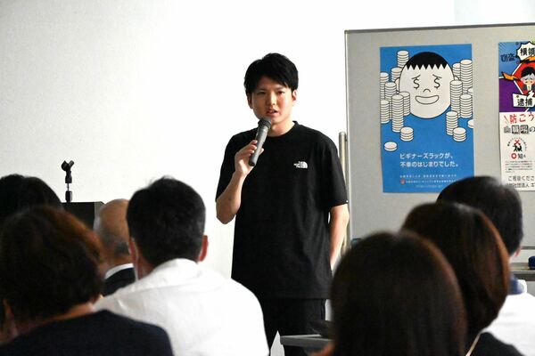 体験談を語る宇都宮さん＝２６日午後２時４０分、小山市城東１丁目