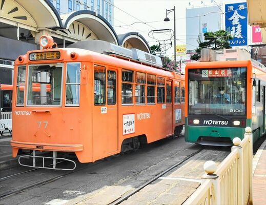 伊予鉄道の市内電車で長年活躍してきた旧型車両（左）と、ＬＲＴ＝９月１９日午後、松山市湊町５丁目