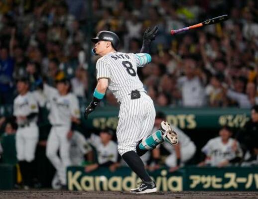 　１回阪神１死一、二塁、佐藤輝が中越えに先制３ランを放つ＝甲子園