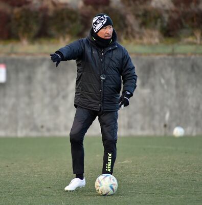 １月下旬から行われたキャンプで指示を送る時崎監督