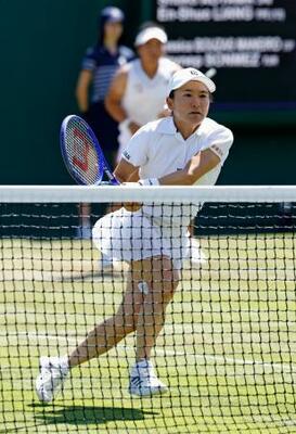 女子ダブルス1回戦でプレーする青山修子(手前)、梁恩碩組=ウィンブルドン(共同)