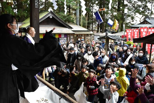 約３００人が訪れた豆まき