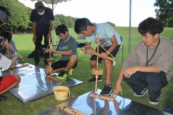 火おこしを体験する子どもたち