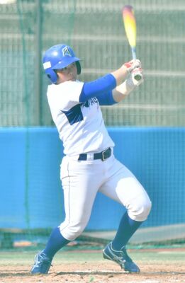 決勝で２回に反撃の適時二塁打を放つエイジェックの小谷＝栃木市のエイジェックさくら球場