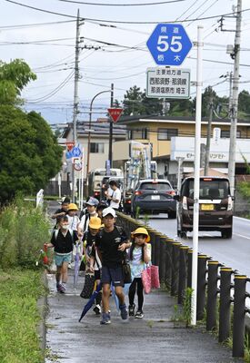 複数人で歩いて登校する埼玉小児童＝14日午前７時50分、那須塩原市埼玉