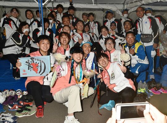 お別れ会で千葉県選手団と記念撮影するピンクのビブス姿のサポーター＝31日午後５時35分、宇都宮市西川田４丁目