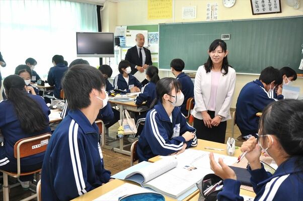 生徒と市議が市の課題について考えた議会報告会