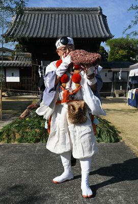 山伏姿の瀧澤卓倫さん