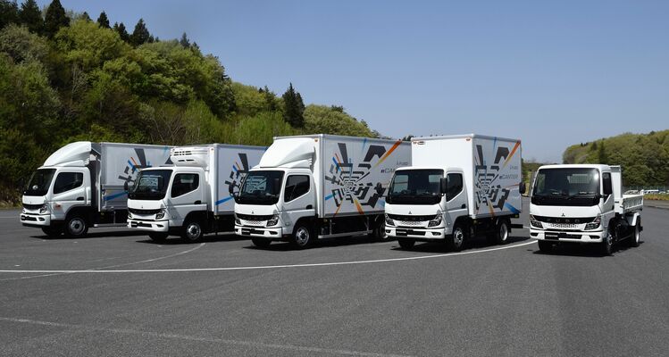 電気小型トラック「ｅＣａｎｔｅｒ」新型モデルの主なラインアップ＝13日午前、さくら市
