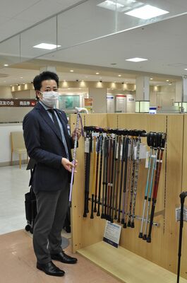 伸縮タイプのステッキを手にする一ツ木さん