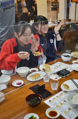 宇都宮餃子を堪能するハンドボール少年女子北海道代表のメンバー＝７日午後１時、宇都宮市馬場通り２丁目