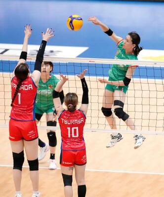 　ＮＥＣ川崎―大阪Ｍ　第２セット、スパイクを放つ大阪Ｍ・林（右端）＝東急ドレッセとどろきアリーナ