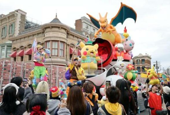 USJが先行公開した、25周年記念イベントのパレード=3日午前、大阪市此花区