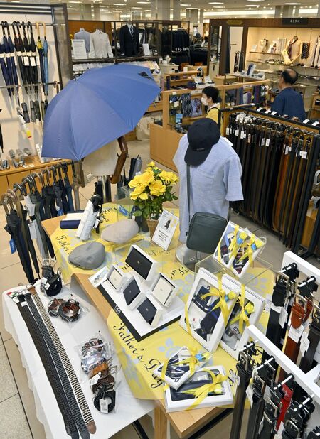 日傘や衣料品など父の日のギフト向け商品が並ぶ紳士服売り場＝13日午後０時50分、宇都宮市今泉町