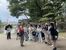 広島城の原爆被害について話を聞く生徒たち