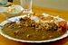 牛スジのコクが味わえる「牛すじカレー」。奥はコールスロー