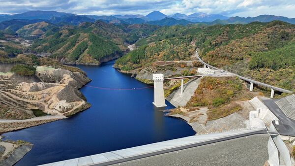 湛水開始から１年が経ち、水をたたえる南摩ダム。手前はダム堤体