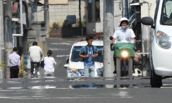 昨夏、猛暑日が頻発した佐野市。組織を挙げて熱中症対策を始めた＝昨年６月下旬、ＪＲ佐野駅前