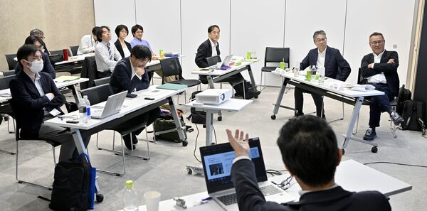 「政治とカネ」と「自治」をテーマにした分科会報告に聞き入る参加者たち