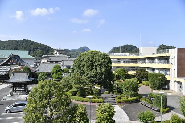 青藍泰斗高の校舎=7月29日
