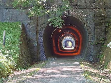 　旧線のトンネルの先にはまたトンネルが…