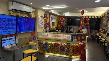 　台北市内にある「公益彩券」の販売店＝４月９日