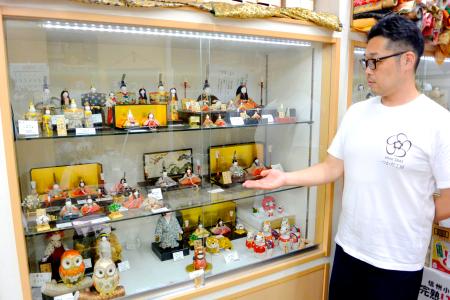 「孔雀雛」などを展示するコーナーに立つ塚田真弘さん=東京都墨田区