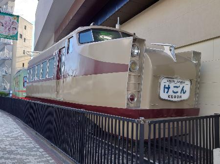 　博物館前に展示されている１７２０系デラックスロマンスカー（ＤＲＣ）