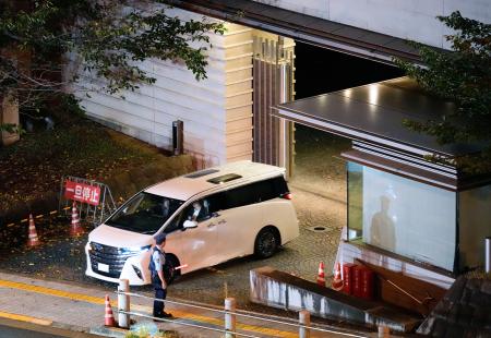 　首相公邸を出る小泉農相を乗せたとみられる車＝６日夜
