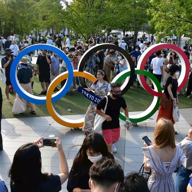 開会式前の国立競技場前にあるモニュメントでは写真を撮ろうとする人だかりができていた＝７月23日午後４時20分、東京都新宿区