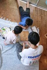 知的障害の男性が児童ケア