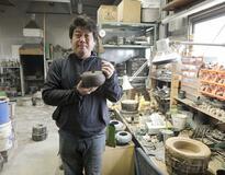 手作業で南部鉄瓶作る