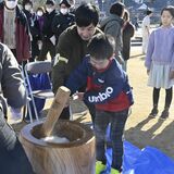 餅つき体験に行列　栃木県内の協力隊員集結し初のイベント　県庁県民広場にぎわう