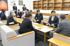 活動実績や抱負 小山市長に報告