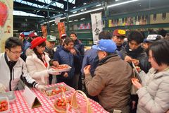 いちご王国ＰＲ後半戦　都内市場で栃木県内生産者ら