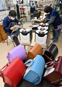 ランドセル作り大詰め