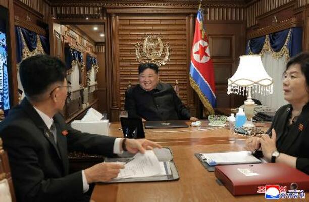 　中国・北京で開かれる抗日戦争勝利８０年記念行事に出席するため、専用列車に乗った北朝鮮の金正恩朝鮮労働党総書記（中央）＝１日（朝鮮中央通信＝共同）