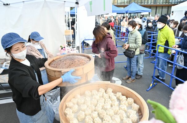 市役所駐車場で初めて開かれた「かぬまシウマイ博覧会」