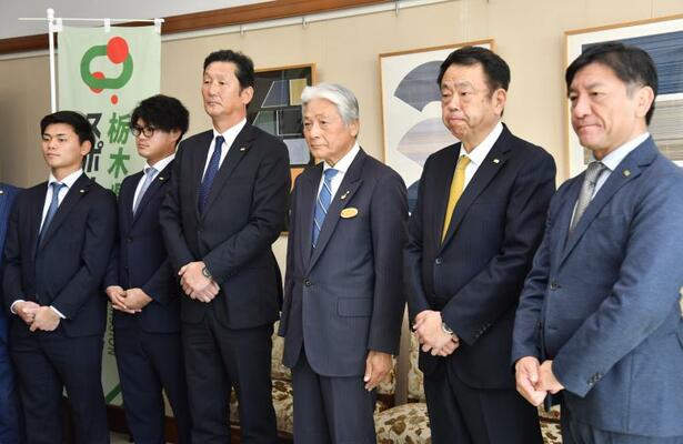 福田知事（右から３人目）に今季の成績を報告した栃木ＧＢの藪下代表（同２人目）、山下新監督（同４人目）ら＝県庁